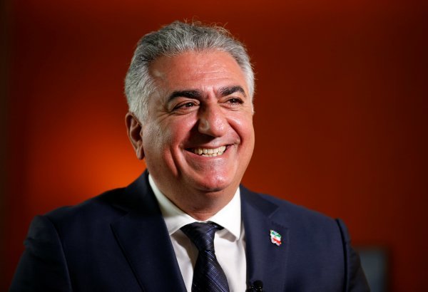 Reza Pahlavi, nasljednik na prijestolju svrgnute monarhije i čelnik obitelji Pahlavi u izgnanstvu, nije ostao ravnodušan na zazivanje povratka monarhije