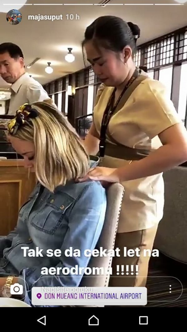 Maja Šuput uživa u masaži dok čeka let