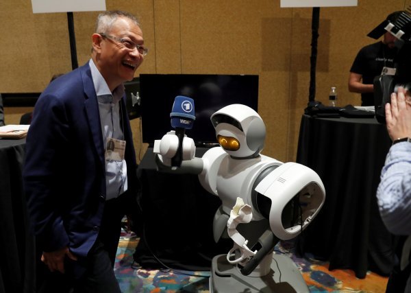 Robot pomoćnik uzima izjavu od Alexandera Huanga, osnivača i izvršnom direktora Aeolus Robotika