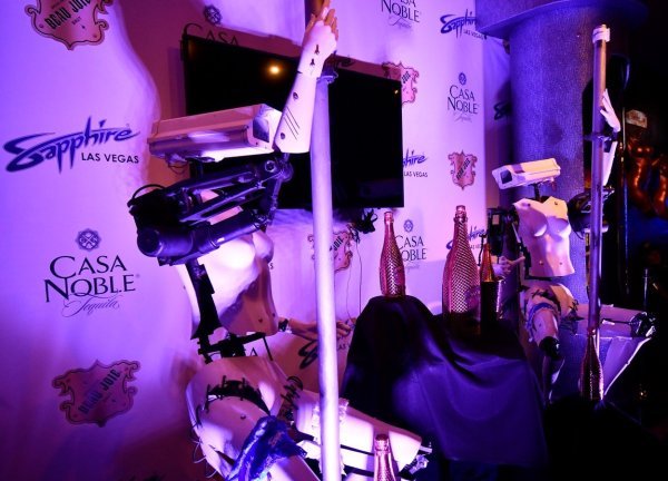 Robot striptizeta na CES-u 2018.