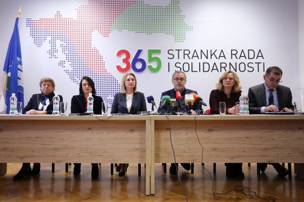 Milan Bandić sa suradnicima održao konferenciju za medije