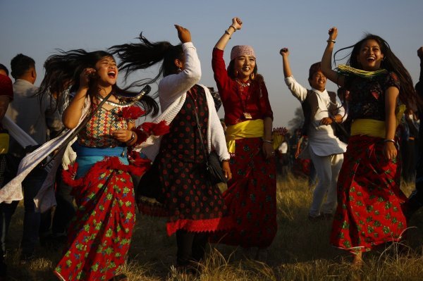 Žene na tradicionalnom festivalu plesa 'Udhauli' u Nepalu u prosincu 2017.