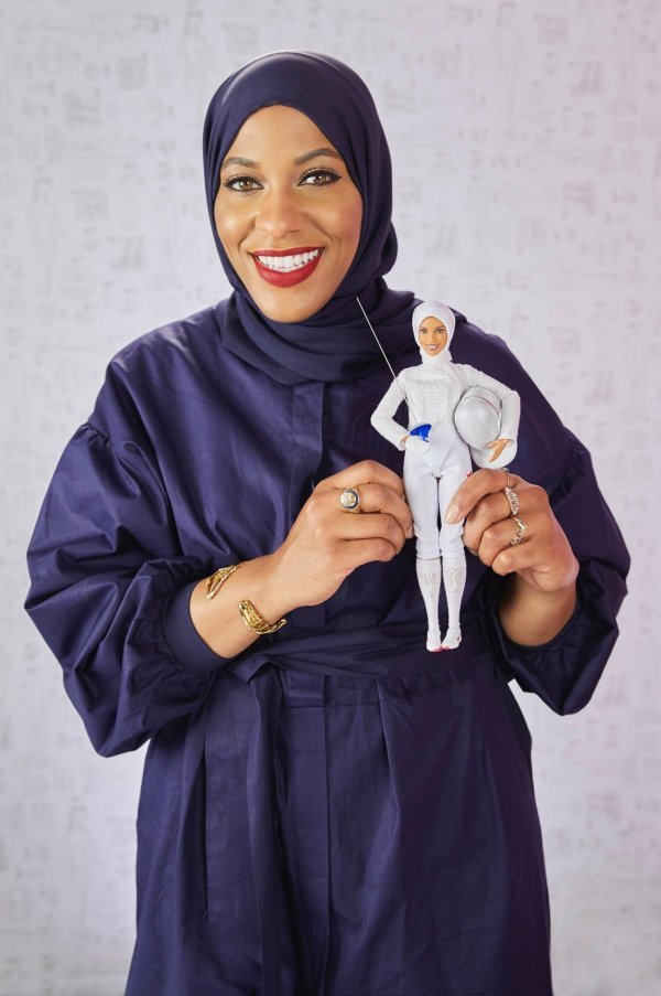 Barbie s hidžabom Mattel je posvetio američkoj olimpijki, mačevateljici Ibtihaj Muhammad 