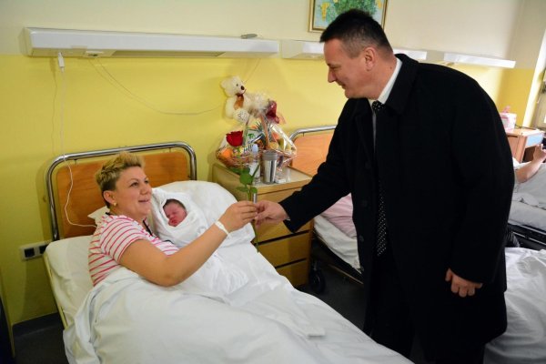 Župan Danijel Marušić posjetio prvu bebu rođenu u Slavonskom Brodu