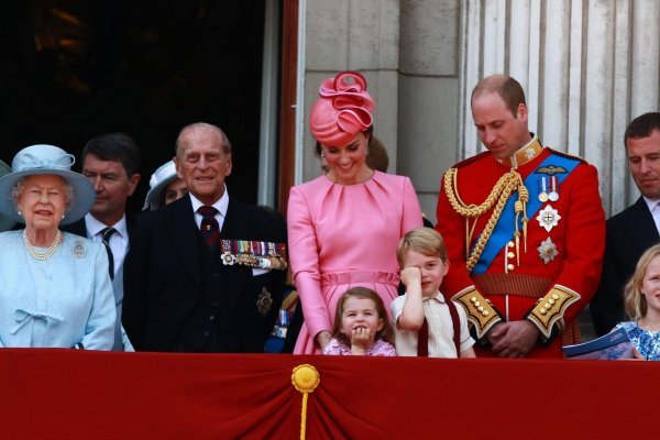 Kraljica Elizabeta II, princ Phillip, Kate Middleton i princ William s djecom 