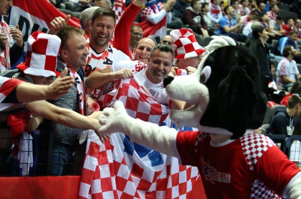 Hrvatski navijači na utakmici protiv Švedske (1)