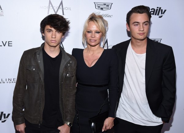 Pamela Anderson sa sinovima Dylanom i Brandonom 