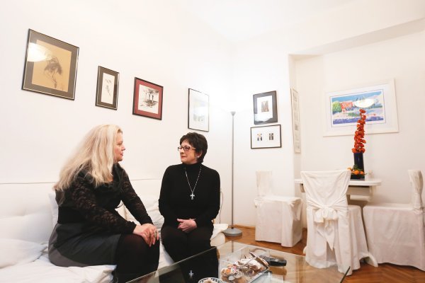 Novinarka Nina Ožegović s Lelom Margitić u njenom stanu