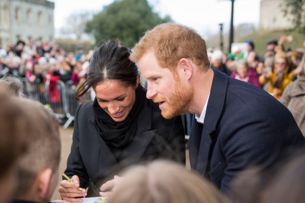 Meghan Markle potpisuje se djevojčici