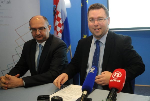 Ministar Marko Pavić na potpisivanju ugovora o dodjeli bespovratnih sredstava za upravljanje službenom dokumentacijom RH