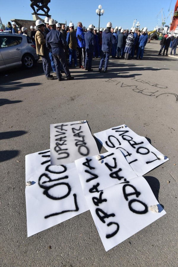 Radnici Uljanika i dalje ispred zgrade Uprave očekuju smjenu rukovodstva