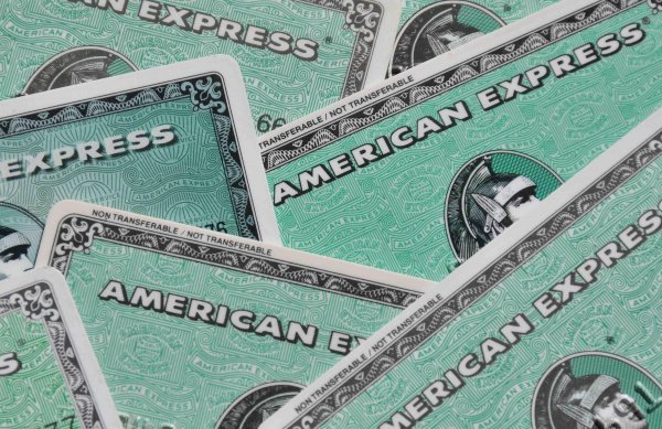 Prva kreditna kartica AmEx izdana je 1958. godine, a već godinu kasnije American je bio prva kartičarska kuća koja je svojim klijentima isporučivala danas nezaobilazne plastične kartice