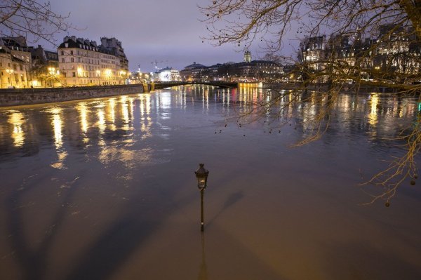 Nabujala Seine prijeti Parizu