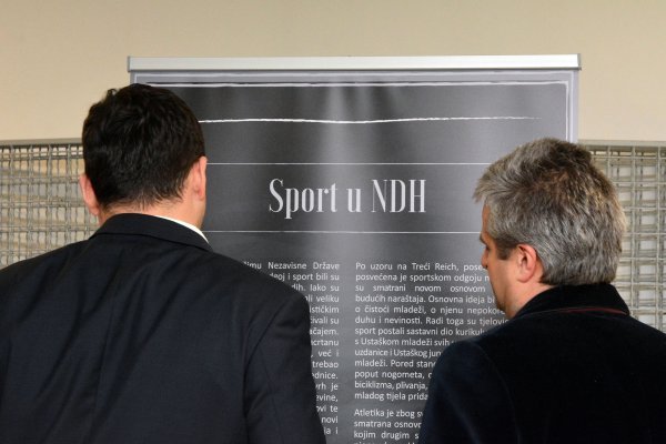 Davor Bernardić razgledao je izložbu u Jasenovcu