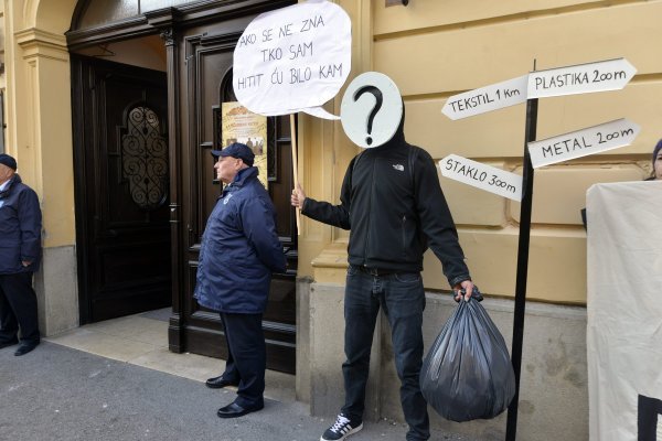 Prosvjedni performans ispred Gradske skupštine Isto stanje, drugo pakovanje