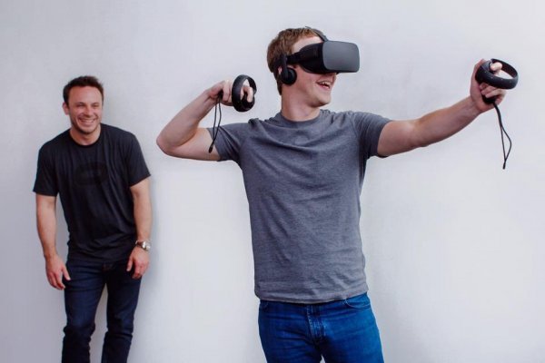 Zuckerberg pozire s Oculus Riftom