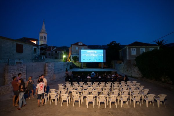 Ljetno kino u Jelsi na Hvaru