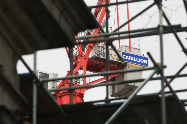 Carillion je mnoge poslove, nakon što bi zaključio kakav ugovor s državom, prepuštao podizvođačima koji bi ih nerijetko prepuštali svojim podizvođačima