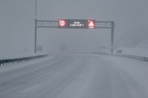 Zimski uvjeti na autocesti A1 izmedju čvorova Sveti Rok i Karlovac.