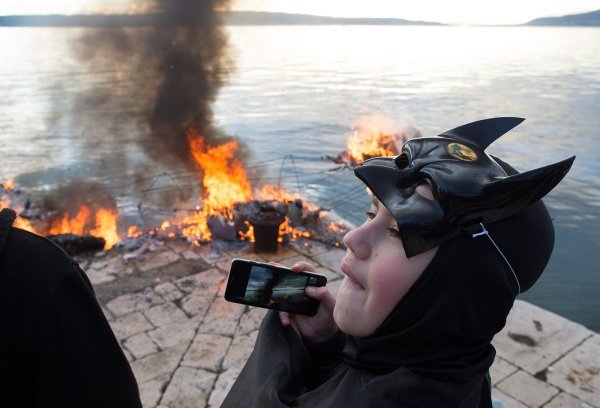 Maskirana povorka prodefilirala od Kaštel Gomilice do Kaštel Kambelovca