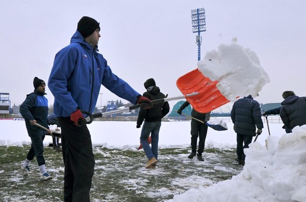Čišćenje snijega na stadionu u Zaprešiću (1)