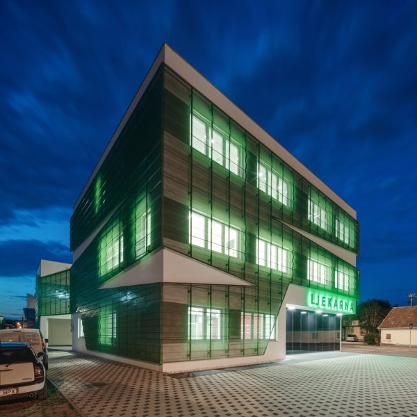 Nagrađivani projekt drive-in ljekarne arhitektonskog dvojca Rechner