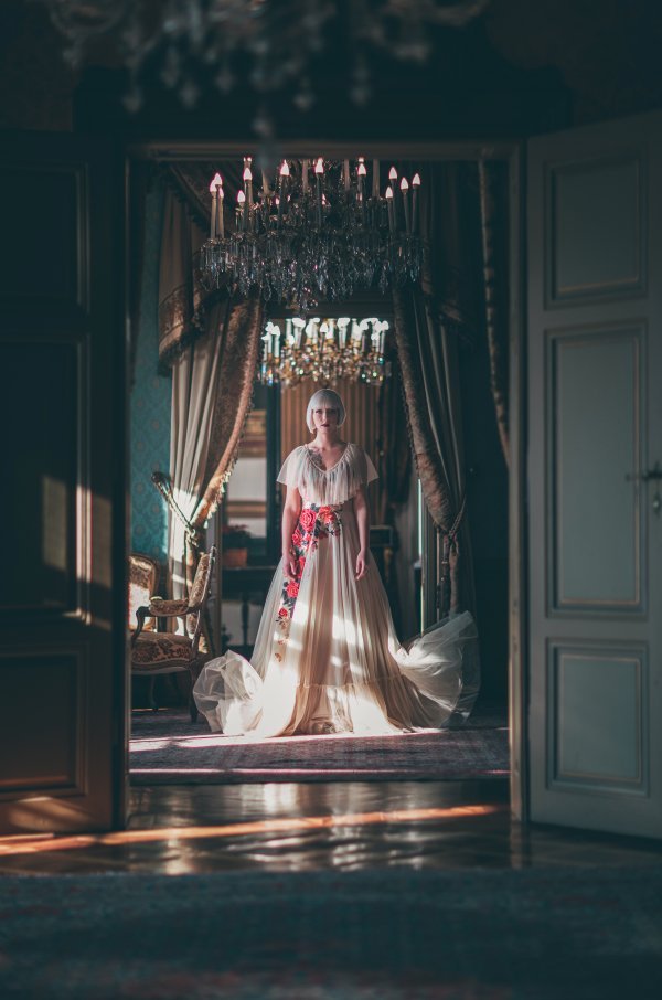 Nina Kraljić u spotu za pjesmu 'Lay You Down'