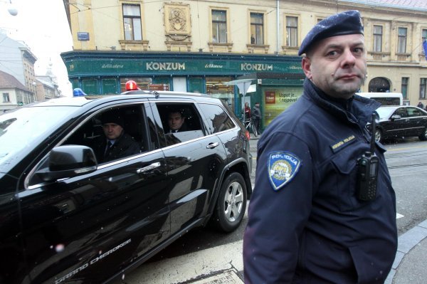 Vučić stigao u službeni posjet, u štićenoj koloni na putu je do Pantovčaka