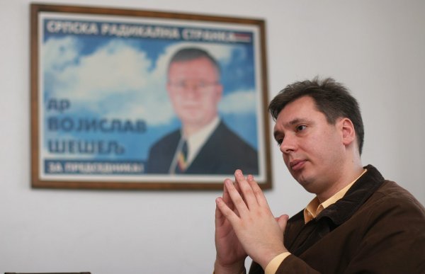 Aleksandar Vučić pod portretom političkog mentora kojeg je kasnije izdao