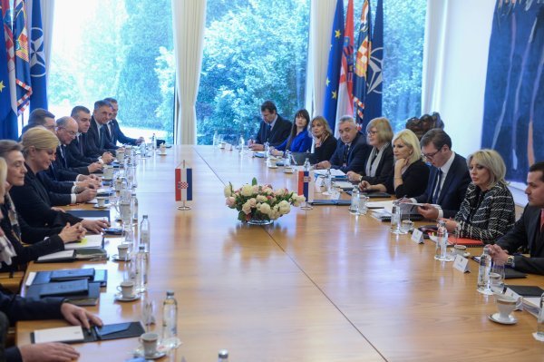 Susret hrvatskog i srpskog izaslanstva u Uredu predsjednice