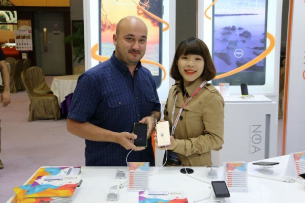 Mario Kralj (Hangar 18) i Emma Liu (Shenzhen Sumvier Technology)
