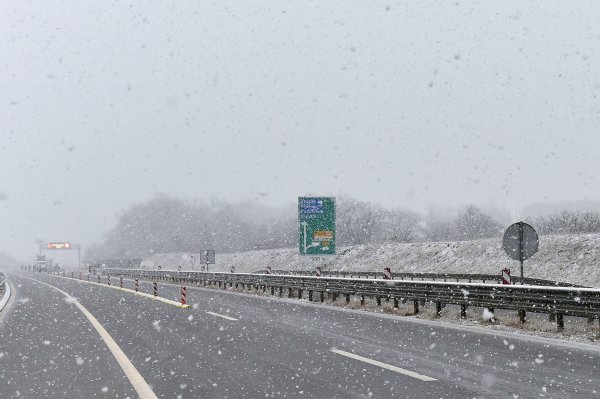 Snijeg na autocesti između Pazina i Kanfanara