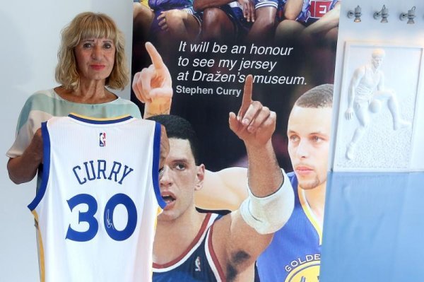 Biserka Petrović s dresom NBA prvaka i MVP-a Stephena Curryja