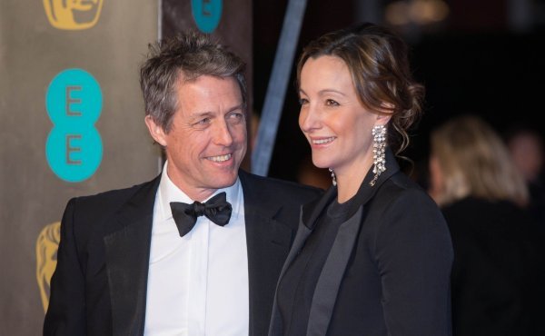 Hugh Grant i Anna Eberstein