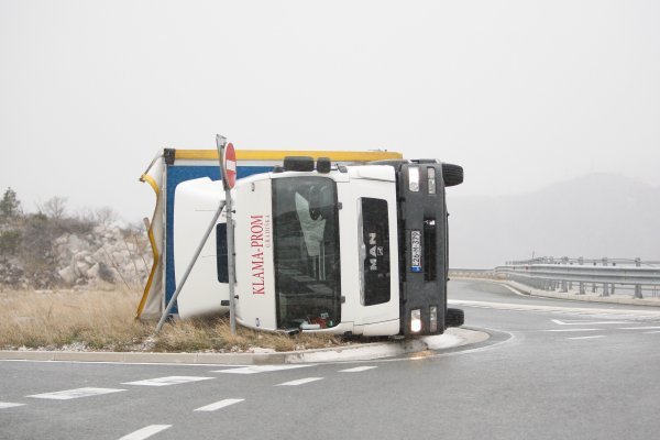 Bura na Kvarneru - prevrnuti kamion na čvoru Križišće