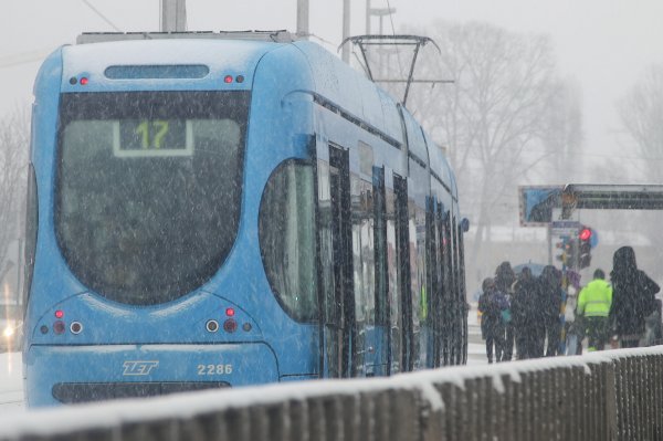 Snijeg u Zagrebu otežava promet