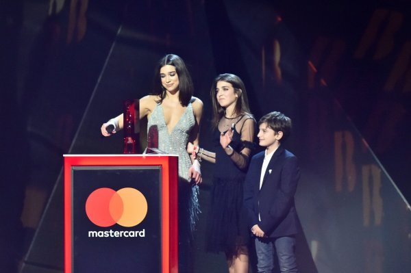 Dua Lipa s mlađom setsrom Rinom i bratom Gjinom na dodjeli Brit Awardsa