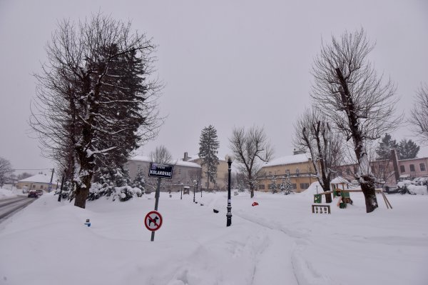Gusti snijeg i dalje pada na području Like