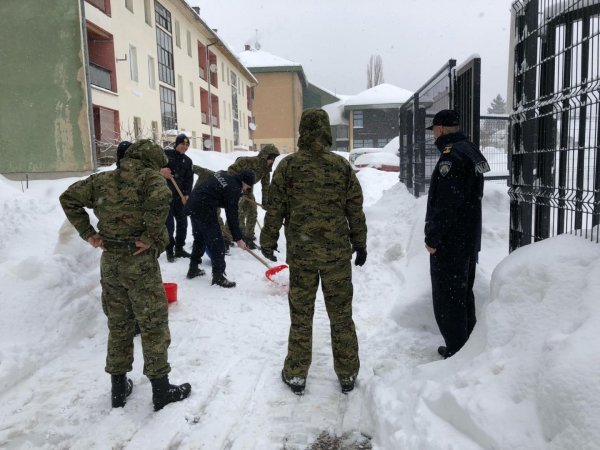 Policajcima u Donjem Lapcu u pomoć stigli vojnici