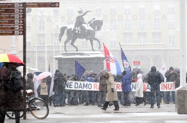 Radnici sisačke Rafinerije unatoč snježnom nevremenu stigli na prosvjed u Zagreb
