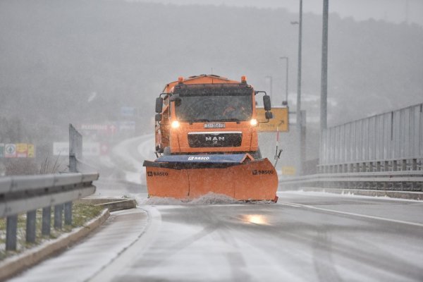 Zimska služba spremno dočekala prve pahulje najavljenog snijega