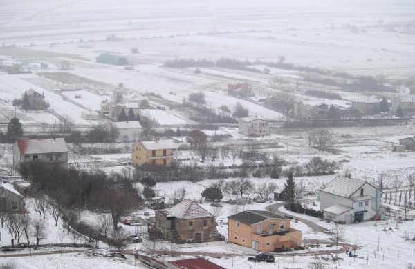 Sinjsko polje prekriveno snijegom dok ga u gradu nema