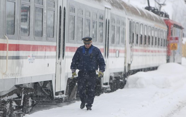 Uprava HŽ Infrastrukture obišla snjegočistačem dionicu Ogulin - Moravice