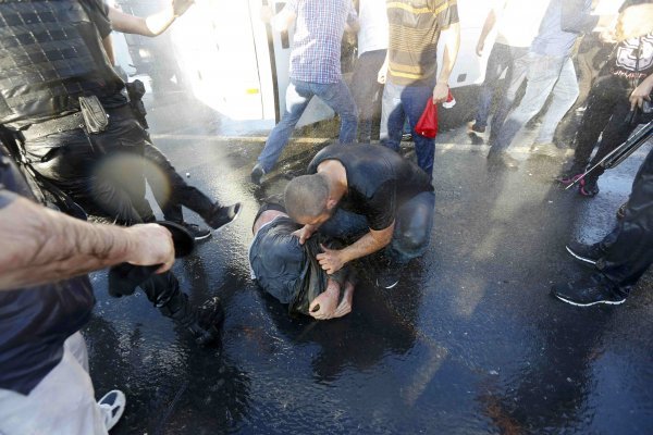 Civili tuku vojnike u Istanbulu REUTERS/Murad Sezer