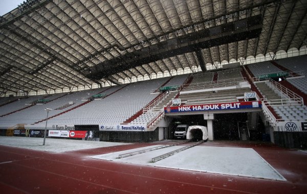 Bijeli pokrivač na Poljudu