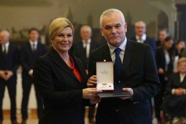 Predsjednica Republike Kolinda Grabar-Kitarović uručila je Mirku Smoljiću potkraj prošle godine priznanje iz područja društvenih djelatnosti