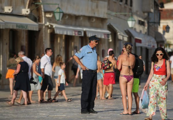 Od početka masovnog turizma u Hrvatskoj postoji nesporazum oko odijevanja
