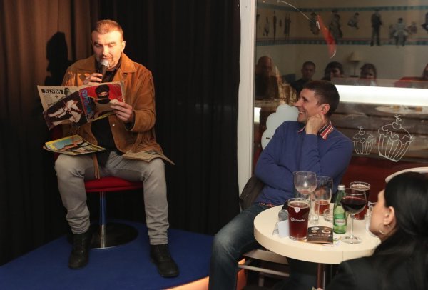 Chuck Norris za 78. rođendan dobio zlatnu bistu