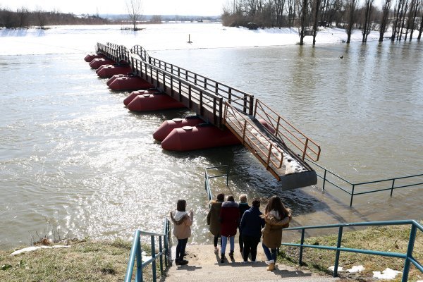 Vojska slaže zečji nasip