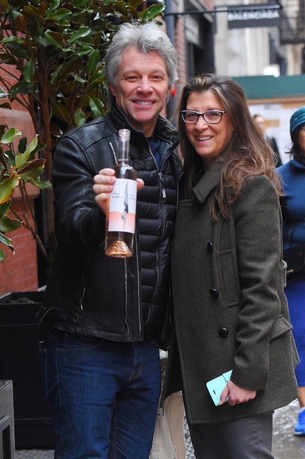 Jon Bon Jovi sa suprugom Dorotheom i Hampton Water vinom
